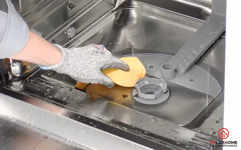 Dùng miếng thấm hút để giảm nước đọng