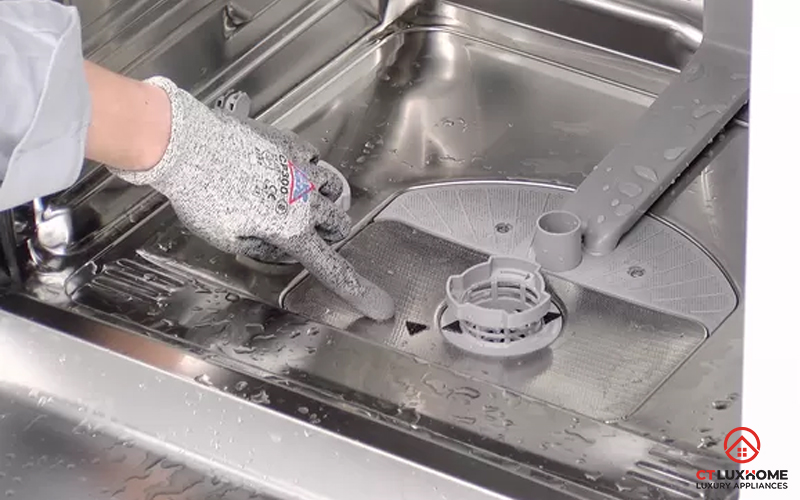 Lắp lại bộ lọc rác đúng vị trí