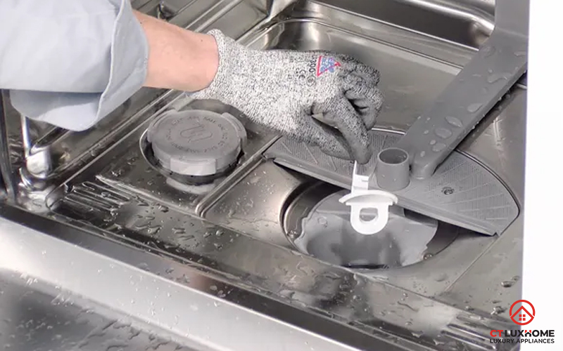 Lắp lại nắp bơm đúng vị trí