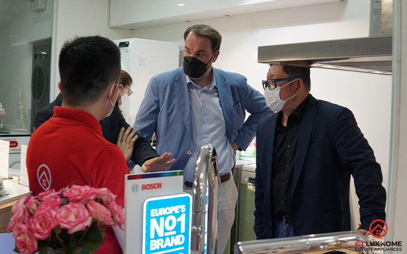 Ông Martin A. Jäger, Tổng giám Bosch khu vực châu Á - Thái Bình Dương thăm quan showroom của CT Luxhome