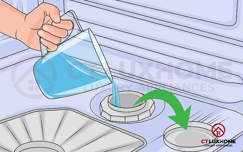Đổ đầy nước trước khi đổ muối cho lần đầu sử dụng máy rửa bát.
