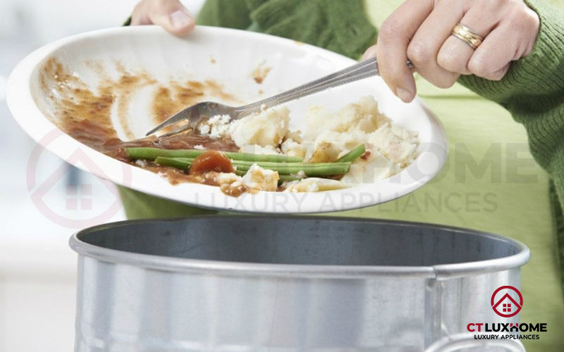 Loại bỏ thức ăn còn thừa để máy rửa hiệu quả nhất.
