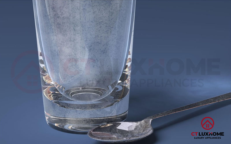 Cặn vôi bám trên vật dụng sau khi rửa là dấu hiệu nhận biết nước cứng.