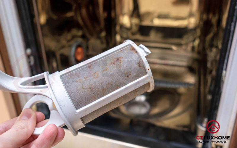 Máy không được vệ sinh thường xuyên là lý do bát bị bẩn sau khi rửa.