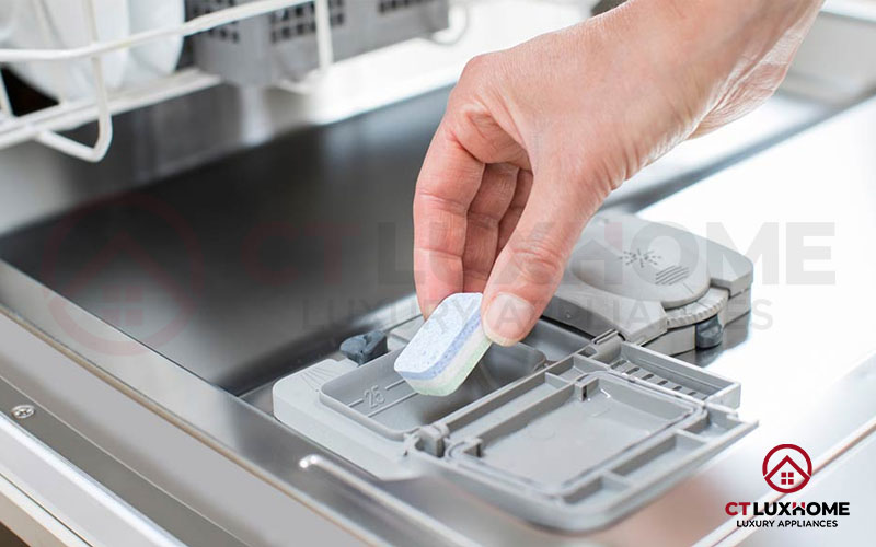 Sử dụng lượng chất tẩy rửa hợp lý để bát sạch hơn.