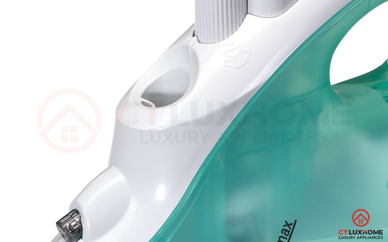 Ngăn chứa nước lớn (220ml) đổ đầy dễ dàng và có nắp đậy