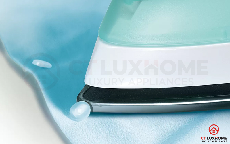 Đầu ủi được thiết kế mảnh, nhọn và hẹp giúp bạn dễ dàng là ủi