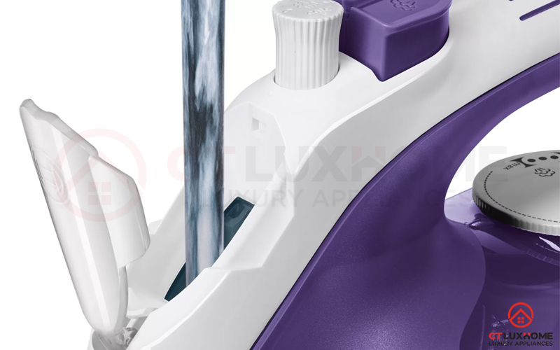 Ngăn chứa nước 250ml dễ dàng đổ thêm nước và có nắp đậy