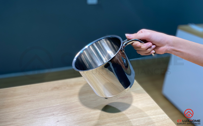 Tay cầm thiết kế chuyên dụng, người dùng có thể dễ dàng cầm nắm rót sữa từ nồi