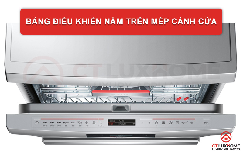 Bảng điều khiển nằm trên mép cánh cửa máy rửa chén Bosch SMS88TI03E.