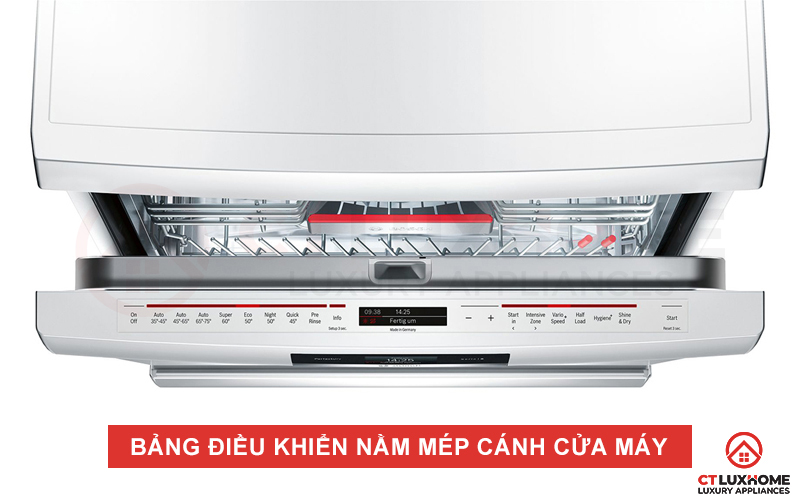 Bảng điều khiển của máy rửa chén Bosch SMS88TW02M được đặt ở mép cánh cửa máy.